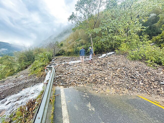 宜蘭縣教師職業工會呼籲縣府補助偏鄉學校教職員工油費或交通費，以及額外投保傷害險不應有差別待遇。工會也以12日山區道路中斷為例，教師只能繞遠路返家。（宜蘭縣教師職業工會提供／李忠一宜蘭傳真）