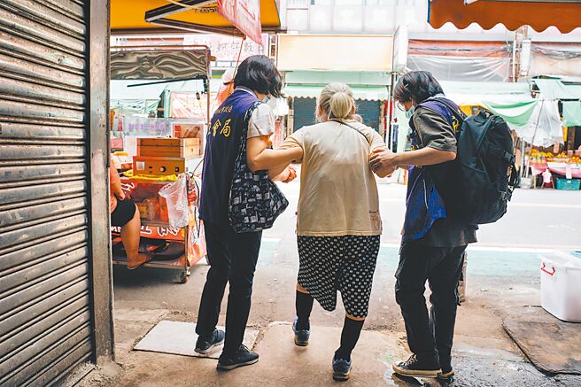 社工常需到場關心訪視脆弱家庭，第一線社工具極大壓力，加上事多錢少，所以不少社工都有想離職轉行的念頭。（社會局提供／高鈞麟新北傳真）