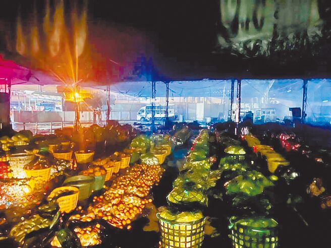 南投县草屯镇农会果菜批发市场13日凌晨大火，市场内待拍卖的高丽菜、洋葱等蔬果全烤熟了，财物损失估算中，起火原因待调查厘清。（南投县消防局提供／杨静茹南投传真）