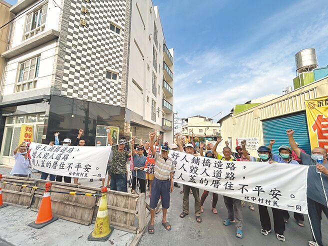 屏东县万丹乡社中村92岁庄翁不小心撞到「封路围篱」受伤，不料却反遭地主控告毁损并被传去派出所做笔录，村民一气之下13日前往社皮所及事故地点举白布条抗议。（谢佳潾摄）