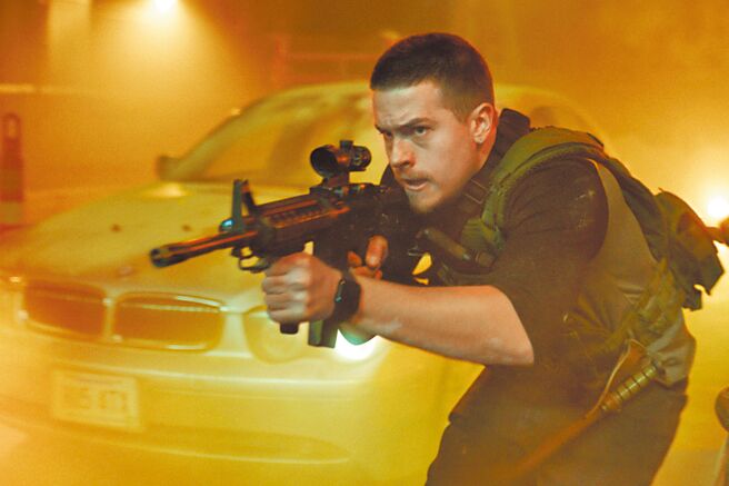 饰演「小查」的迪伦史普洛兹，为了父亲接演《惊爆封锁线》。（采昌提供）