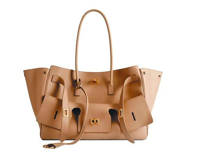 Balenciaga中型奶茶色多口袋托特包，16万9000元。（Balenciaga提供）
