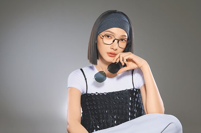 林映唯为OWNDAYS拍摄「BLACK COLLECTION」系列形象照。（OWNDAYS提供）