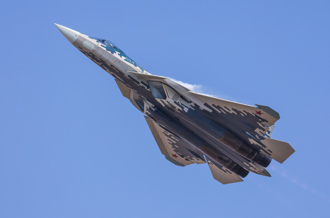 头条揭密》苏57珠海飞行表演引爆争论：与歼20相比谁强？