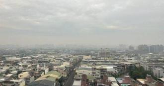 桃園天空一片霧濛濛！市民抱怨有臭味 環保局回應了