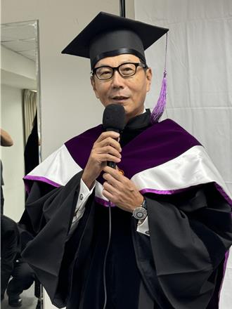 蔡明忠獲台大名譽法學博士學位 自曝洞房花燭夜後最緊張一次