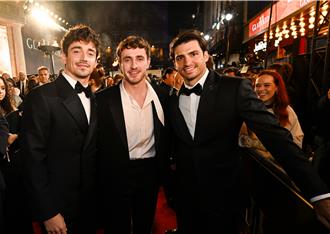 《神鬼戰士II》倫敦首映 天菜法拉利車隊車手現身慶祝