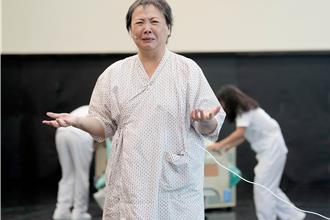 王琄「与死亡独处」泪洒排练场！吴念真参透生死再吐金句