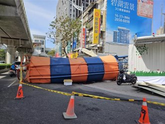 內湖工地水泥塔倒塌！騎士遭砸傷 重罰9萬、勒令停工