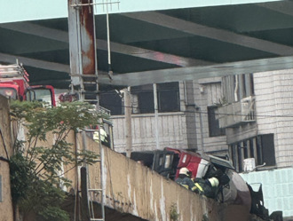 水源快速道路混凝土車翻覆！搶救2小時駕駛脫困命危