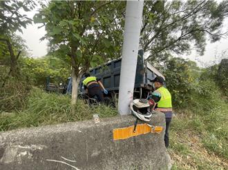 大貨車失控撞護欄滑落山谷釀3傷 副駕駛一度受困車內
