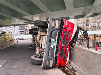 北市水快混凝土車翻車壓小客 47歲駕駛送醫不治