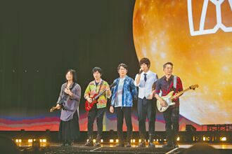 五月天促良缘 歌迷带老婆朝圣