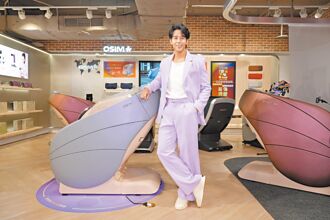 胡宇威躺按摩椅紓壓入夢鄉