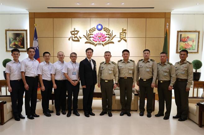 憲兵指揮部指揮官鄭禎祥中將接待法務部調查局貴賓，期透由師資交流互惠，厚植學員本職學能。（憲兵指揮部提供）