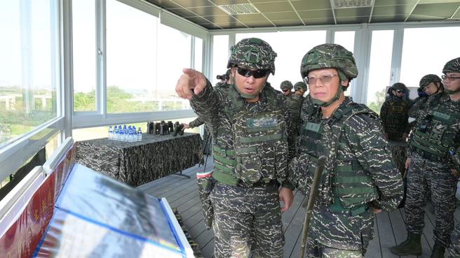 海军教准部指挥官许中将视导实弹射击训练，勉提升炮兵部队作战效能。（海军教准部提供）