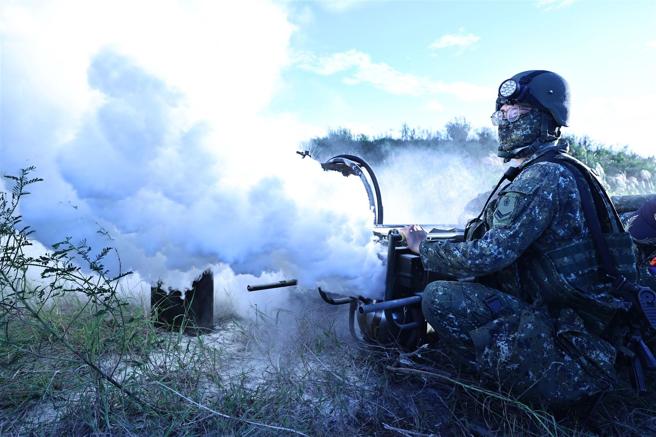  烟幕班官兵使用M3A3机械发烟机实施发烟作业，模拟掩护主战部队进入战术位置。
（记者刘宸玮摄）