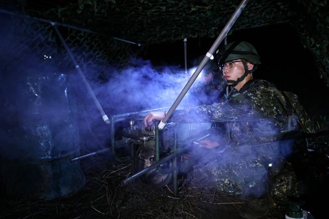  烟幕班官兵将M3A3机械发烟机安装于阵地内，检验其功能是否正常。（记者刘宸玮摄）
