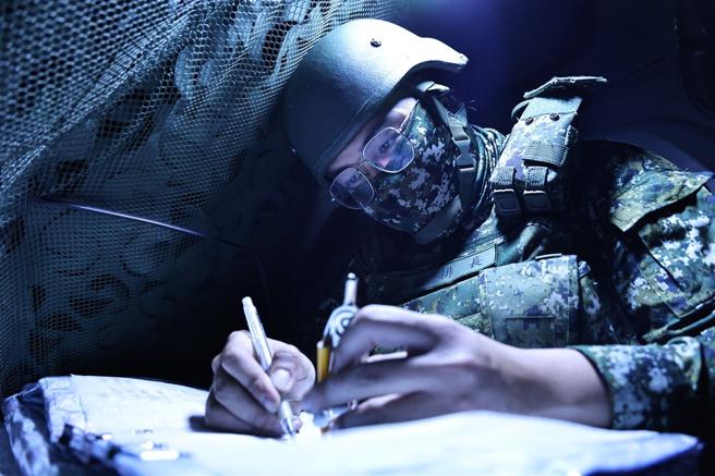  官兵于测候所测量目标区风向、风速、温度、湿度、大气压力等相关数据。（记者刘宸玮摄）