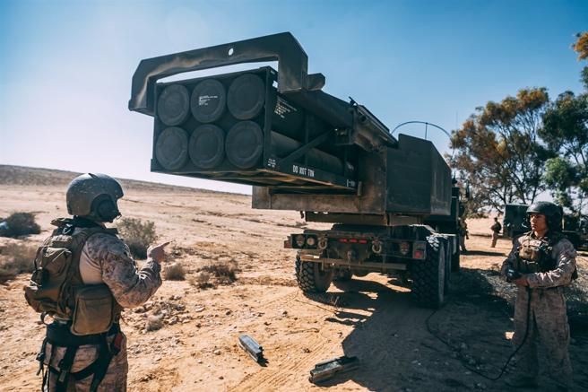  M142单组弹箱可容纳6枚火箭弹（如图），而新型发射车单次则可搭载24枚。（取自DVIDS网站）