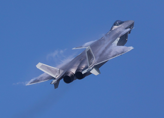 第15届珠海航展于12日开幕，大量共机参加空中表演，其中最受到关注的歼-35A匿踪战机也现身，虽然仅以中低空飞行方式短暂亮相，但被眾人看到尾焰出现「马赫环」，与此同时歼-20也做出「升叶飘」的高难度动作。（图／新华社）