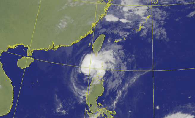 天兔快速减弱，强度转为轻度颱风。（中央气象署提供）