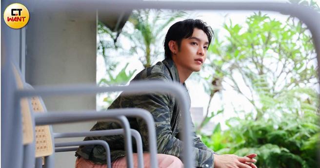 曹佑寧自认个性压抑，很多事喜欢闷在心里不说。（图／记者林士杰摄）