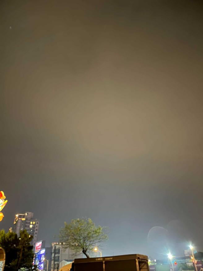 民眾拍下天空雾濛濛的画面。（图／桃园中路重划区脸书）