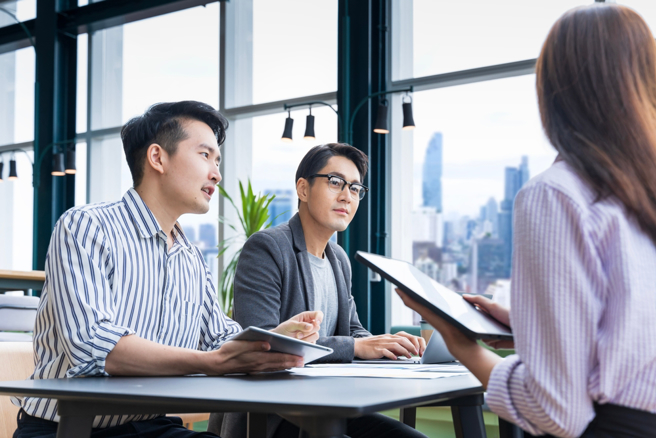 現在大學生都用平板做筆記，出社會後也將習慣延續到工作上。（圖：shutterstock／達志）