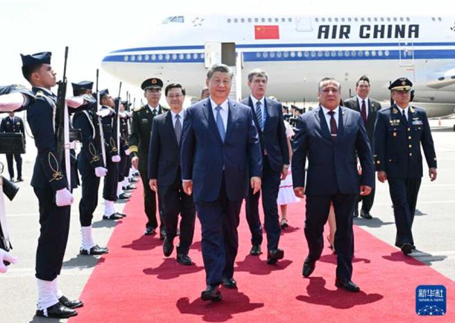 习近平与秘鲁总统会盼续续共建一带一路。图为当地时间11月14日下午习近平乘专机抵达利马。（新华社）