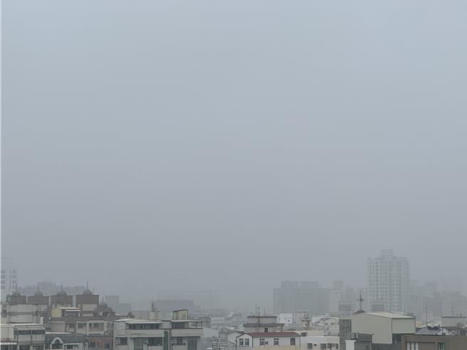 台南市15日笼罩在一片雾濛濛，预计要到午后，污染物浓度才会逐渐降低。（曹婷婷摄）