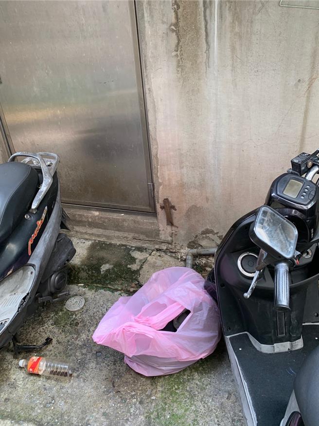 刘嫌将女被害人的内衣取走，其他衣物随手丢在小巷。（警方提供）