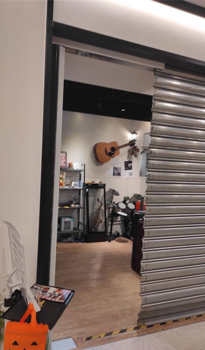 台北市建管处10、11月针对市内40家大型百货卖场进行无预警动态公共安全检查，其中绮丽广场及台北车站K区地下街不符规定，依《建筑法》各开罚12万。图为绮丽广场防火铁卷门损坏无法正常作动。（台北市建管处提供）