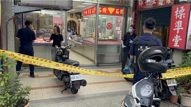苗栗市一家银楼遭越籍男嫌抢走价值30万元的金饰后逃逸无踪。（读者提供／谢明俊苗栗传真）