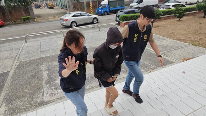 苗栗市一家银楼遭越籍男嫌抢走价值30万元的金饰后逃逸无踪，警方已逮获一名越籍女共嫌犯。（读者提供／谢明俊苗栗传真）