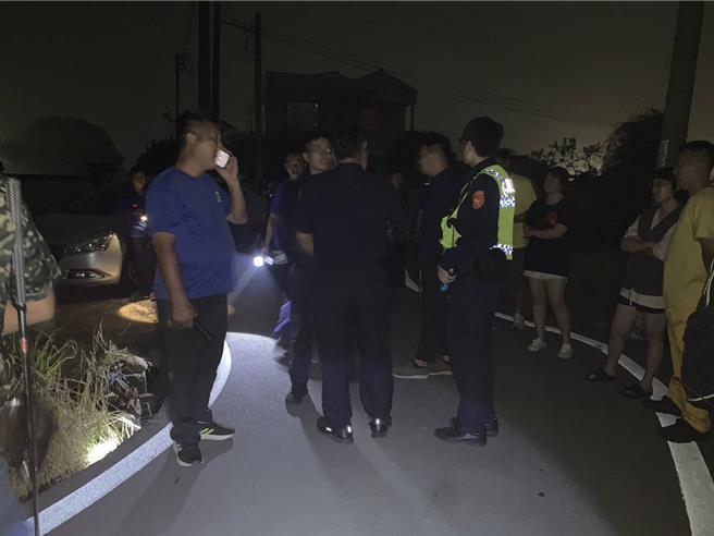 苗栗市一家银楼遭越籍男嫌性抢走价值30万元的金饰，警方14日晚间出动大批警力及支援的山城救协成员赴铜锣乡中平村围捕嫌犯。（读者提供／谢明俊苗栗传真）