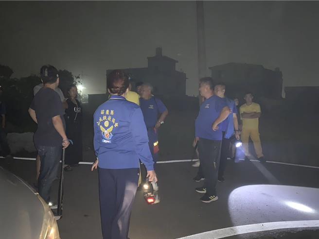 苗栗市一家银楼遭越籍男嫌性抢走价值30万元的金饰，警方14日晚间出动大批警力及支援的山城救协成员赴铜锣乡中平村围捕嫌犯。（读者提供／谢明俊苗栗传真）