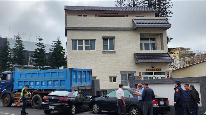 2024年11月15日澎湖县／澎湖东卫派出所前15日上午发生一起卡车司机下车吃早餐，路边停放的卡车却煞车失灵倒退噜，连撞2车，还差点撞进前议员住宅。（许逸民摄）