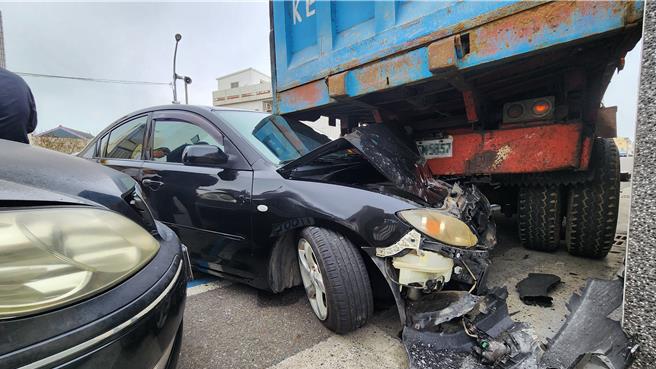 2024年11月15日澎湖县／澎湖东卫派出所前15日上午发生一起卡车司机下车吃早餐，路边停放的卡车却煞车失灵倒退噜，后车整个车头全毁，直停变横停。（许逸民摄）