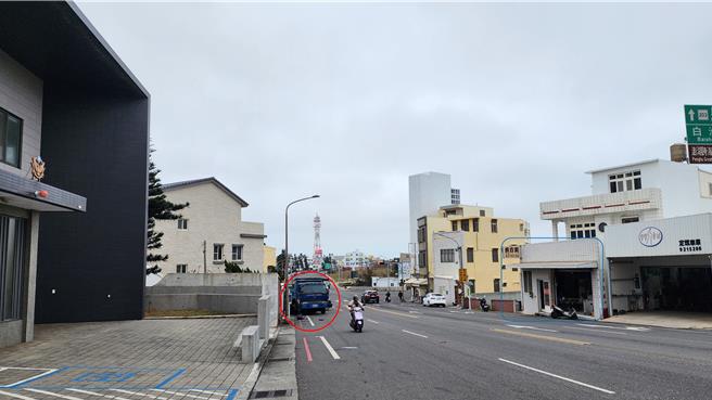 2024年11月15日澎湖县／澎湖东卫派出所前（左）15日上午发生一起卡车司机下车到对面吃早餐（右方篮框处），路边停放的卡车（红圈处）却煞车失灵倒退噜，后车整个车头全毁，直停变横停。（许逸民摄）