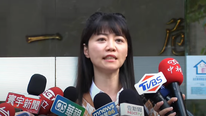 高嘉瑜今日10点准时到警局提告。（中时新闻网YT）