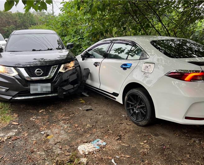警方圍捕毒品通緝犯，呂姓嫌犯開車衝撞警車，企圖逃逸，遭警方連續開9槍打中車輪胎，乖乖就逮。（枋寮警分局提供／羅琦文屏東傳真）