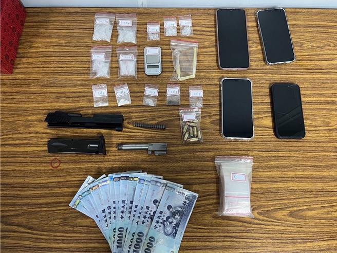 警方圍捕毒品通緝犯，現場起出毒品與現金等證物。（枋寮警分局提供／羅琦文屏東傳真）
