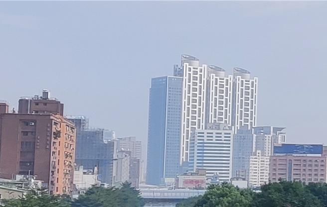 背风涡旋略往北移动，污染物由南逐渐飘向北方移入，浓度逐渐升高，北部空品区今清晨达到「属对敏感族群不健康」橘色提醒等级。（环保局提供）