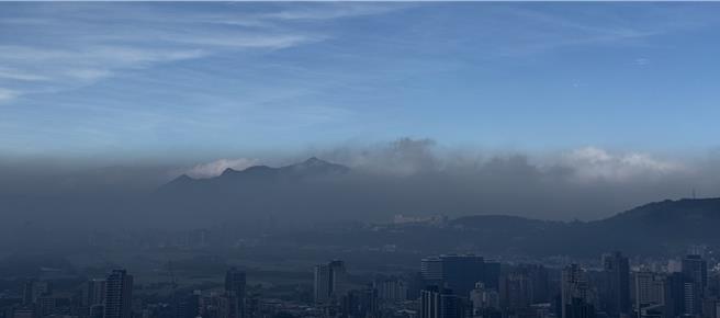 污染物持續累積造成能見度降低，從高處遠眺，台北盆地籠罩在一片灰濛濛的霧色中。（王爵暐攝）