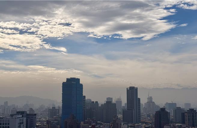 污染物持續累積造成能見度降低，從高處遠眺，台北盆地籠罩在一片灰濛濛的霧色中。（王爵暐攝）