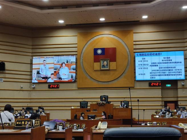 嘉义市议员张秀华质询北港路区段徵收案的推展现况。（廖素慧摄）
