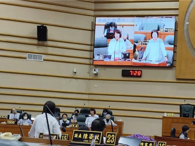 嘉义市议员张秀华质询北港路区段徵收案的推展现况，市长黄敏惠答询。（廖素慧摄）