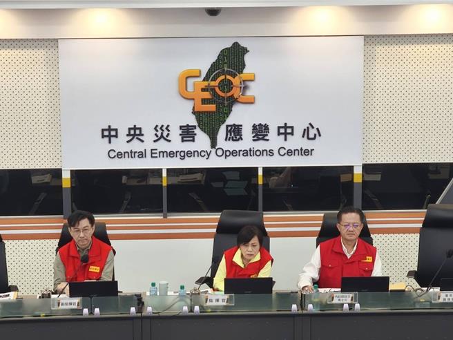 轻颱「天兔」预计今（15）日暴风圈接触台湾陆地，中央灾害应变中心于9时第4次工作会报，指挥官内政部长刘世芳指示，中央及地方政府需密切联繫并随时掌握灾情。（消防署提供）