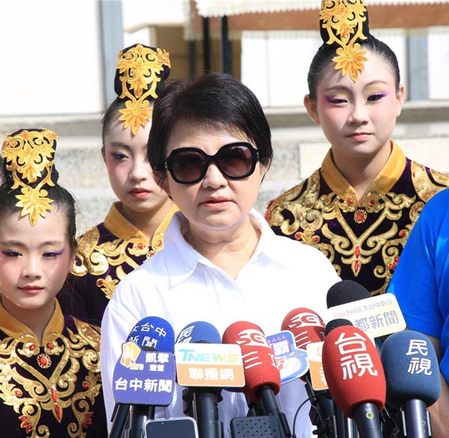 台中市长卢秀燕16日是否与台北市长蒋万安和体看台日大赛？卢秀燕说要看天兔颱风走向。（台中市府提供）